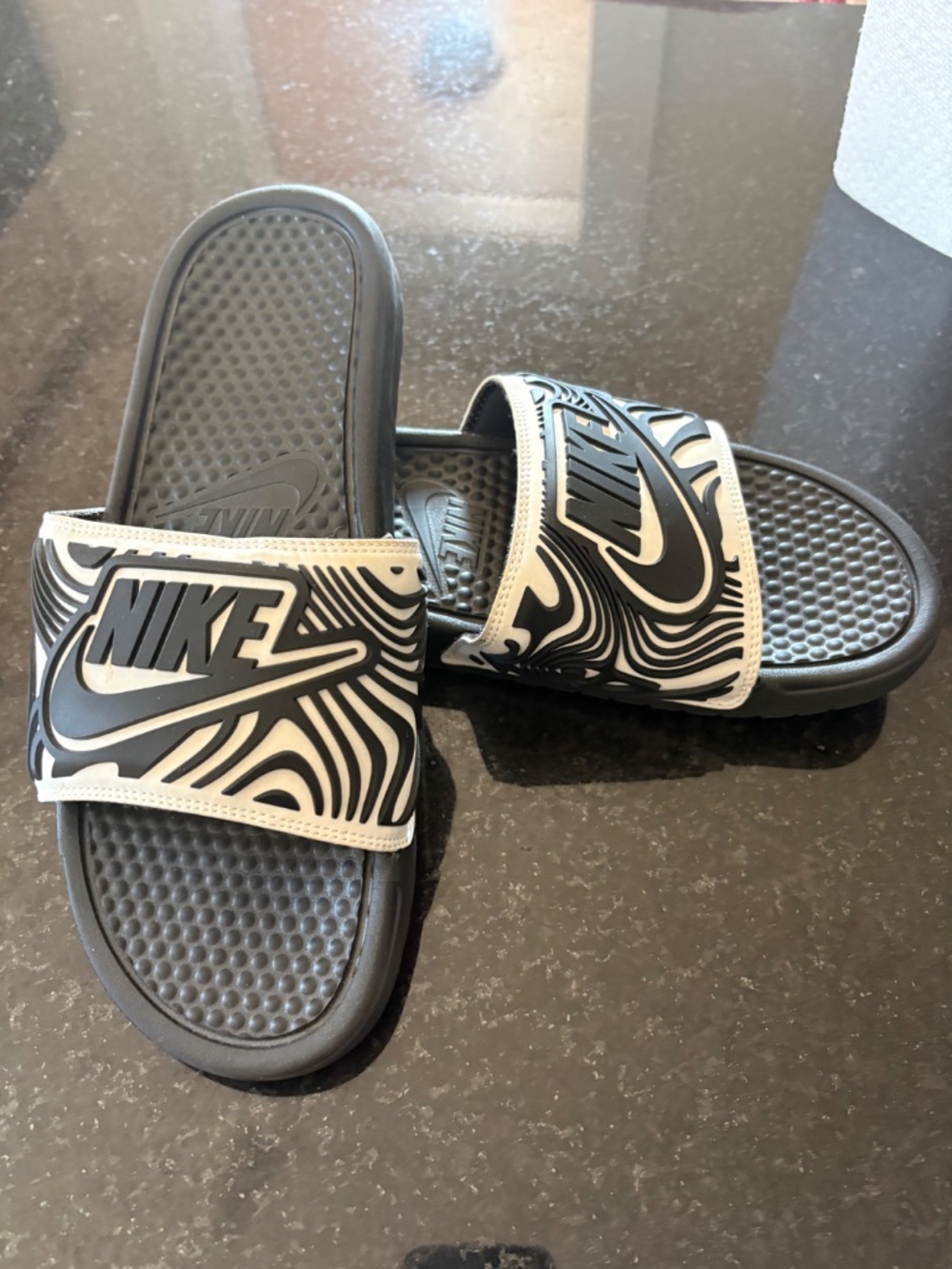 Nike Benassi JDI SE White Black Abstract Slides AJ6745-100 Men's Size 10 EU 44 - Picture 4 of 12